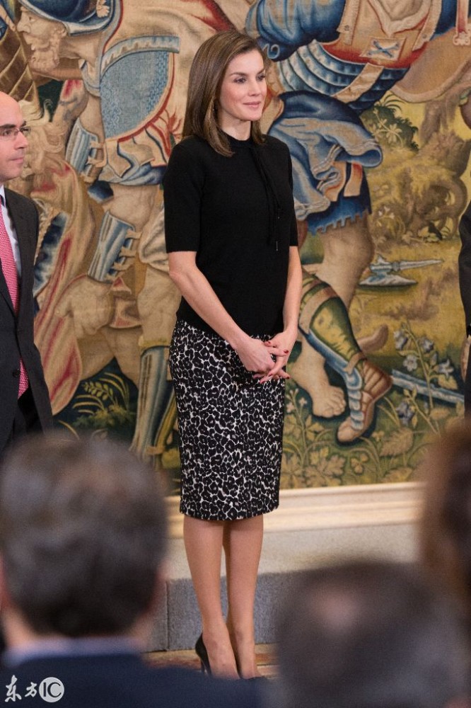 最会穿衣的西班牙王后出席颁奖礼,又示范一款