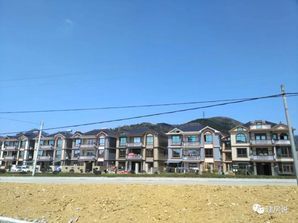 农村人有钱可以自建这样的豪华别墅,城里人只