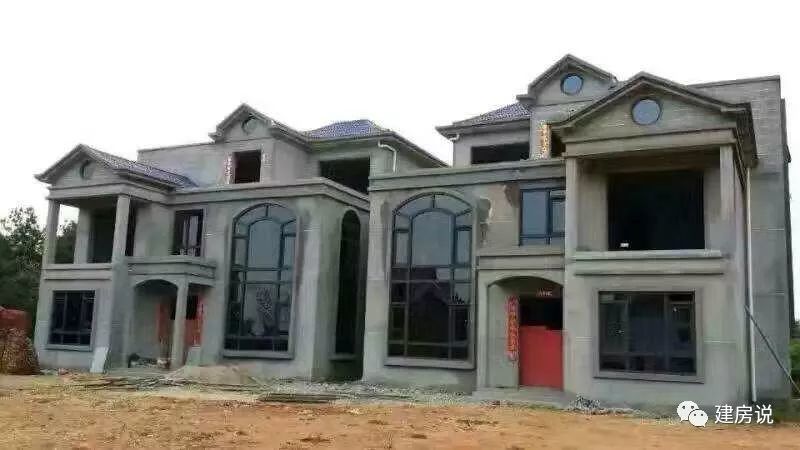 农村人有钱可以自建这样的豪华别墅,城里人只