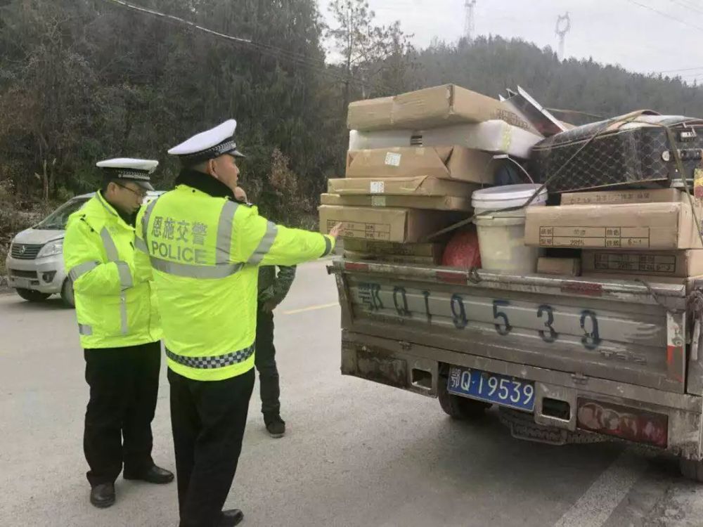 交警检查货车载物问题