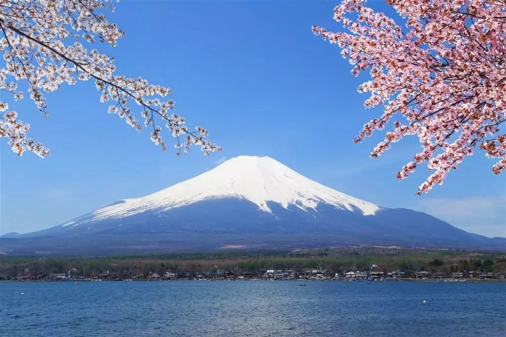 富士山是日本第一大高峰,横跨静冈县和山梨县的休眠火山,接近太平洋