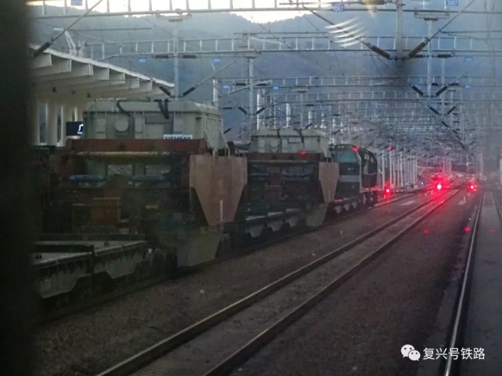 然后,居然发现广通北存了个超限车,而且已经挂了双机hxn5往大理去了
