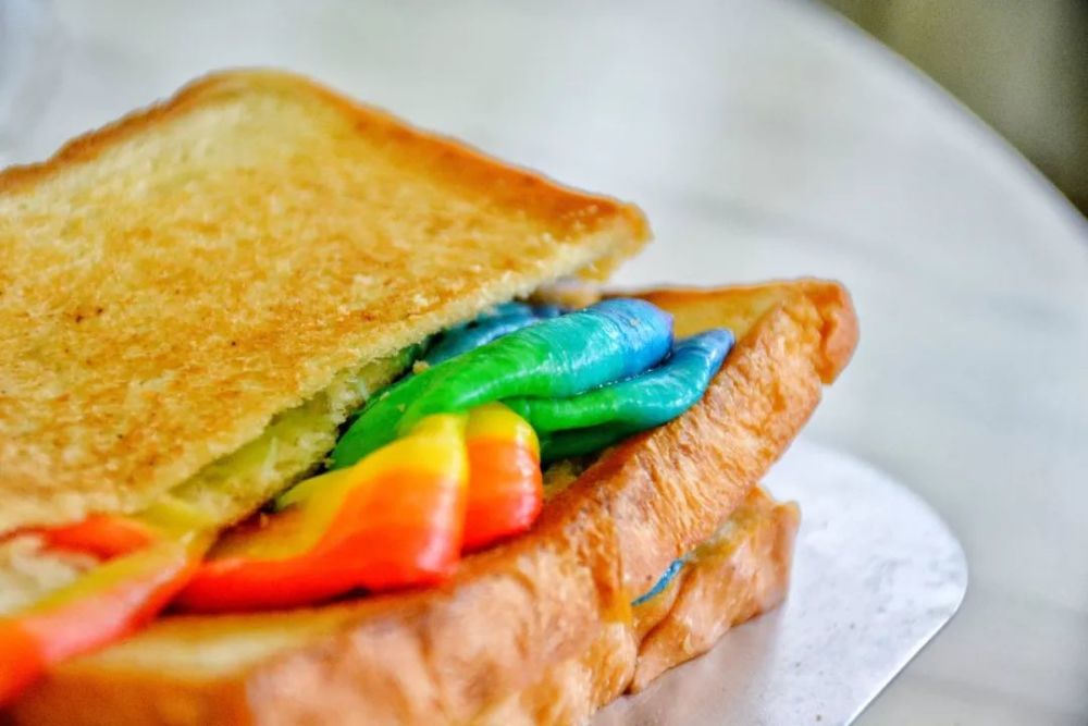 汕头居然有在抖音里面火了的彩虹吐司,赶紧拿