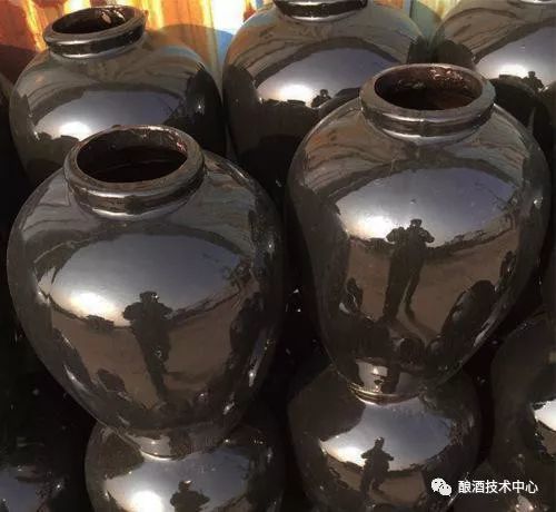 白酒贮存,是上釉酒坛好,还是无釉酒坛好?