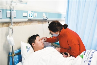 婚礼第二天丈夫被确诊白血病 妻子：无论生死都要和他走到最后 - 1