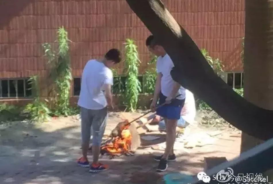 广东潮汕3名男子小区内烤狗震惊网友