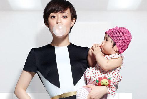 谢娜抱孩子尽显母爱,陈妍希很日常,看看明星父母都怎么带孩子!