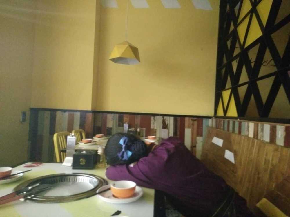 美女大学生餐厅打工过年 每天工作14小时挣80元