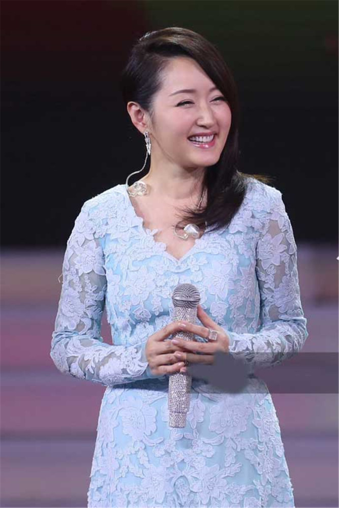 杨钰莹舞台上再度献唱,网友:不敢相信她都快50岁了