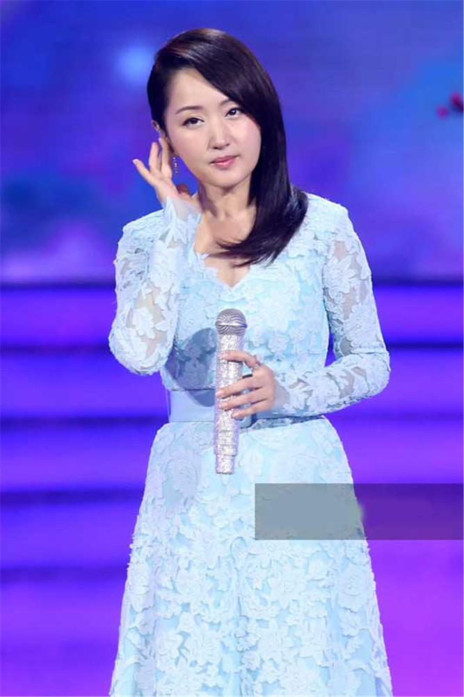 杨钰莹舞台上再度献唱,网友:不敢相信她都快50岁了