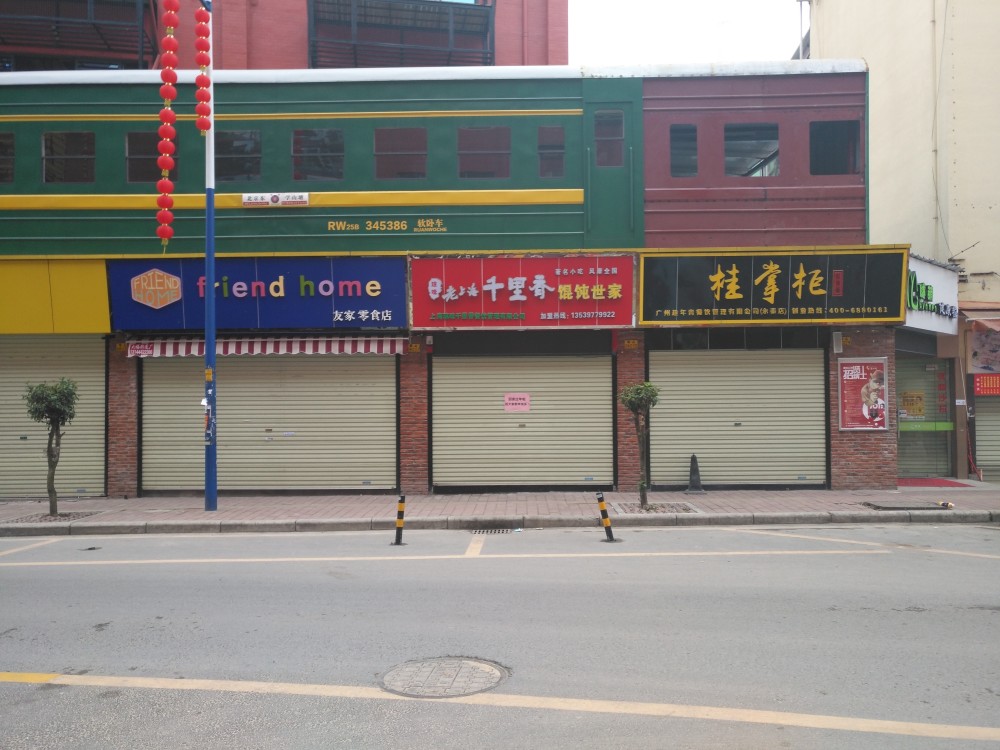 喧嚣的广州终于安静下来进入空城模式,商铺关门,路人寥寥可数