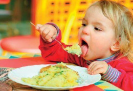 父母在喂养孩子时应注意哪些饮食原则?