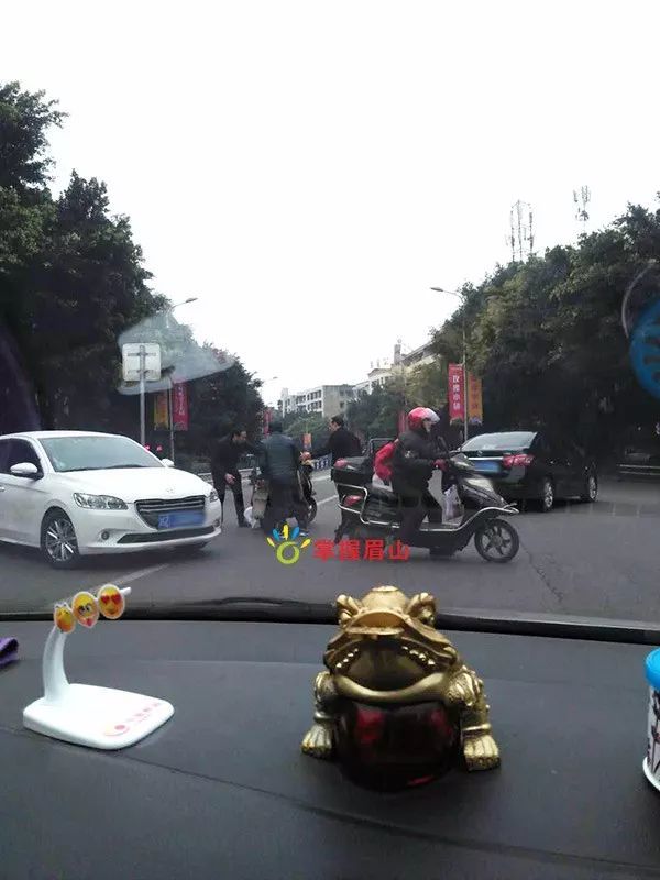 诗书路小石堰桥一辆轿车挂翻摩托车 车主搭载的鸡遍地飞奔 看点快报