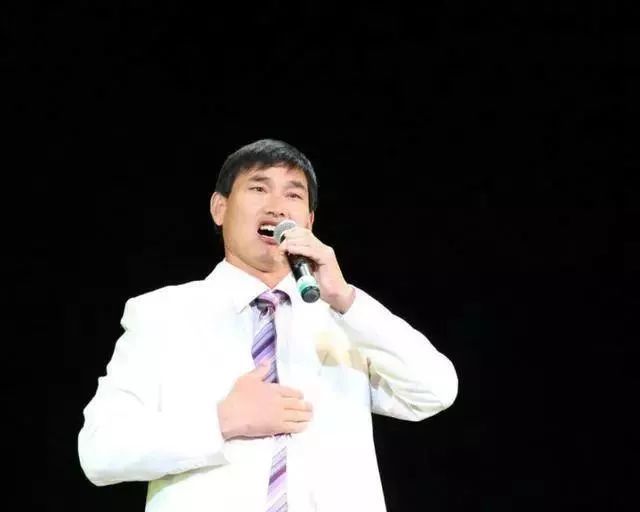 农民歌手上台,遭评委质疑脱衣服,他开口所有人