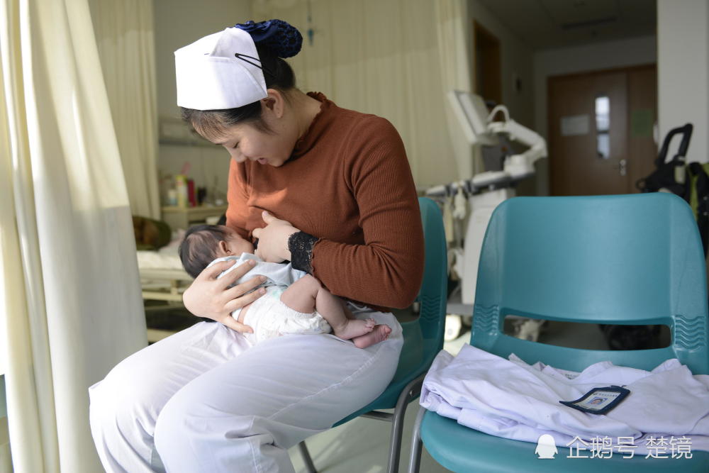 新妈妈住院奶水不够 护士病房里喂奶感动朋友