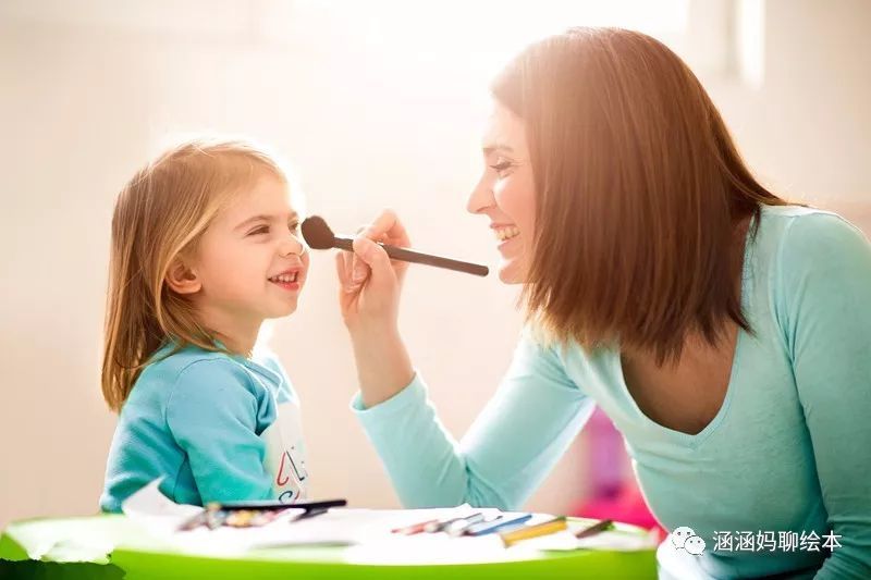 甜馨偷用化妆品:孩子审美敏感期千万别错过