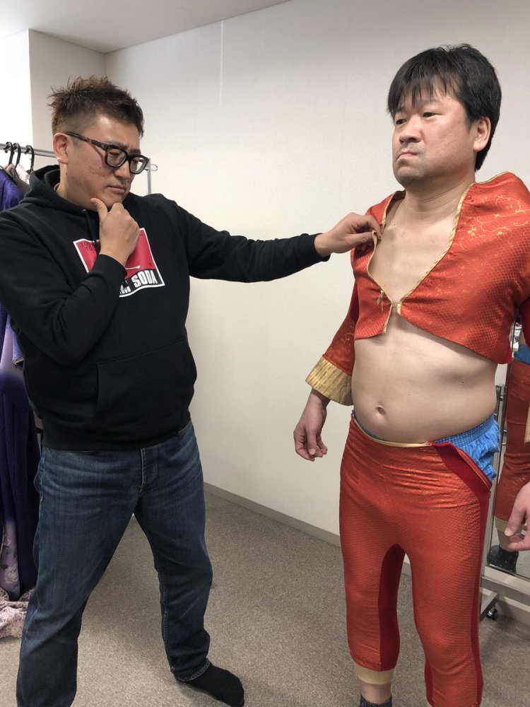 性转篇？《银魂》导演给佐藤二朗试穿神乐的服装