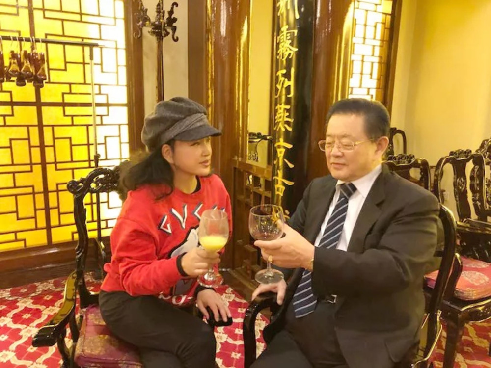 刘晓庆晒亲友欢聚照,和76岁老公举杯对饮甜秀