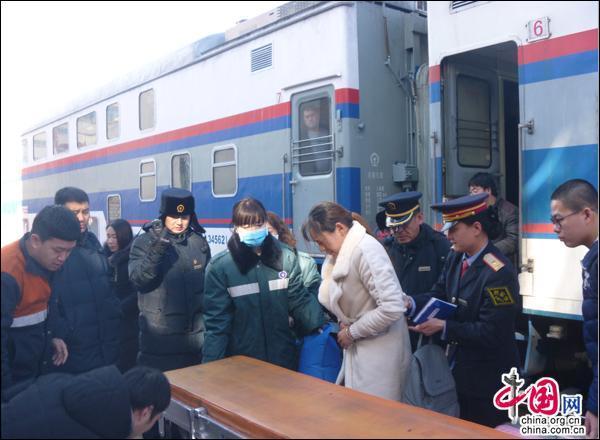 河北承德:铁路医务爱心接力救助列车患病女孩