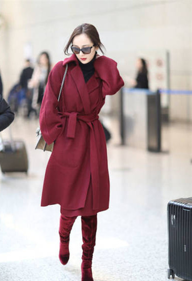 杨幂圈钱后匆匆赶回家过年,一身红衣超喜庆,手