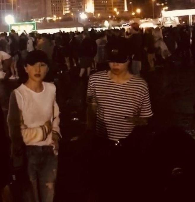 周迅窦靖童不惧旁人眼光,一起坐经济舱回周迅老家衢州