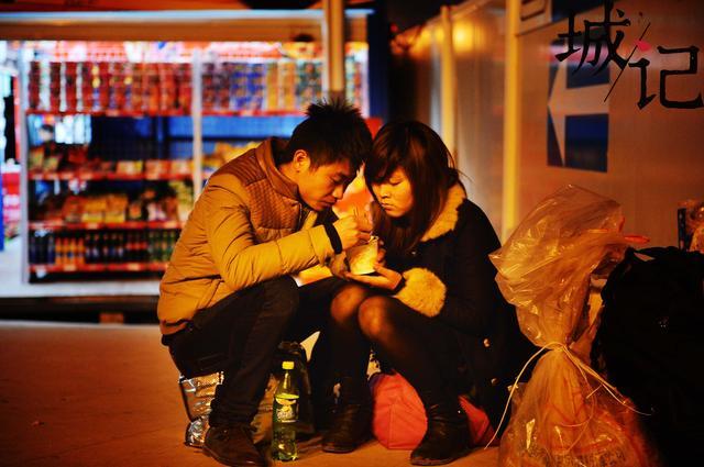 情人节撞上春节 返乡情侣上演"离别的车站"