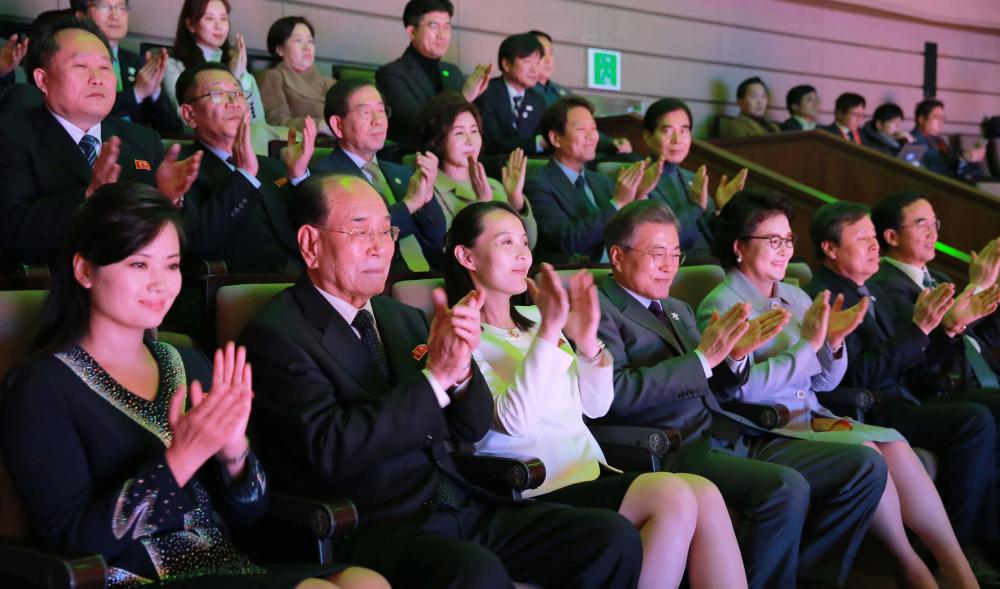 要 进一步营造和解氛围 2月11日,朝鲜高级别代表团与韩国总统文在寅在