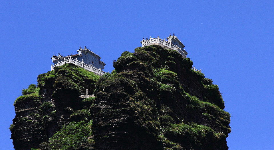 中国最惊险的两座寺庙,建在2500米山顶两端,通行全靠悬空桥