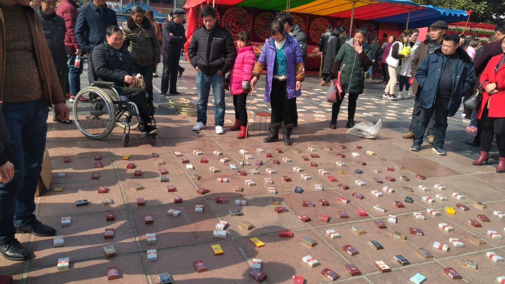 春节地摊套圈游戏暗藏猫腻 不知不觉诓人钱财