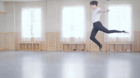 前不久,杨洋在微博上发布了一条舞蹈房练舞的视频,身体柔软,基本功