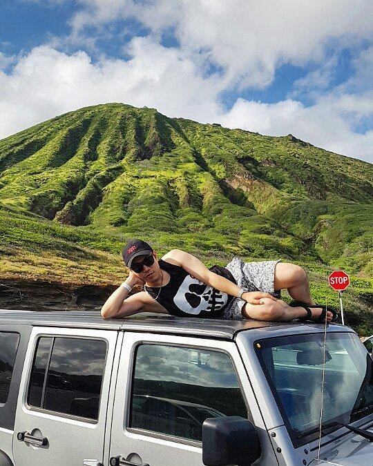之前灿烈去夏威夷,坐在车顶上帅气的照片.