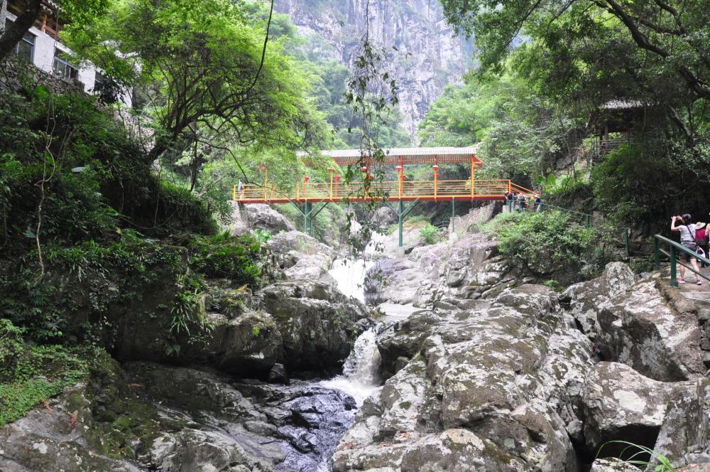 皇帝洞大峡谷,这里自然风光优美,多奇岩幽谷,别有一番