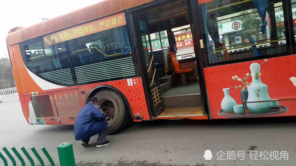 安徽芜湖一公交车在马路上行驶 后面一个轮子突然跑歪