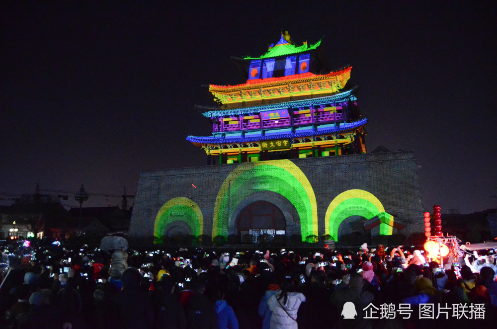 2月14日,在山东聊城古城,市民一起观看大型3d灯光秀,色彩绚丽.