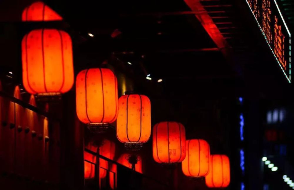 爆竹声中一岁除,春风送暖入屠苏