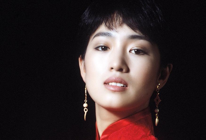 章子怡晒巩俐合影:一个东方美女特质迷人一个