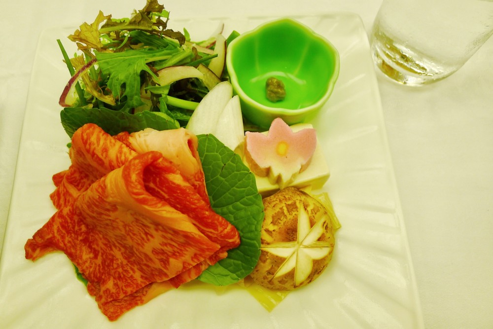 亲历日本餐厅:客人点菜久了,服务员跪着耐心等