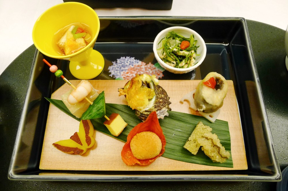 亲历日本餐厅:客人点菜久了,服务员跪着耐心等