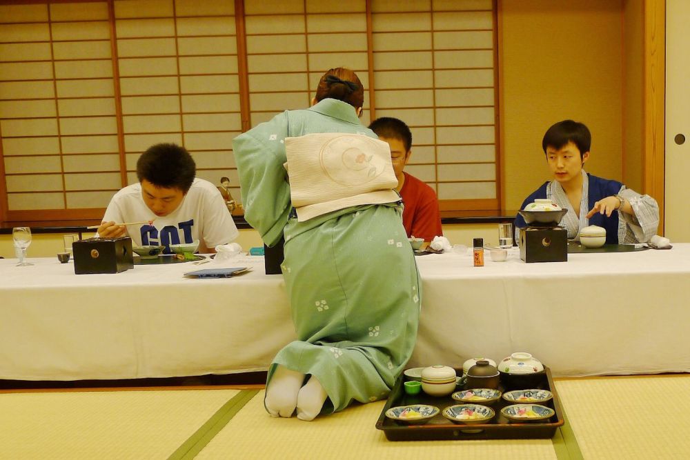 亲历日本餐厅:客人点菜久了,服务员跪着耐心等