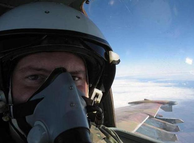 那名拉响手雷殉国的俄飞行员,把美国同行也感
