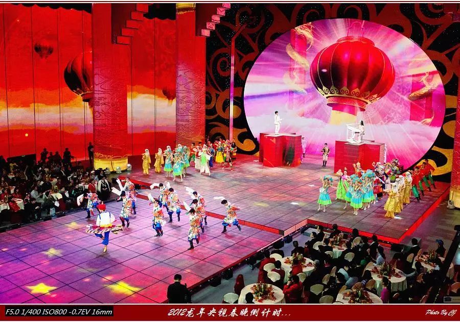 2012年中央电视台一号演播厅的变化过程为主线,揭秘春晚的舞台构造和
