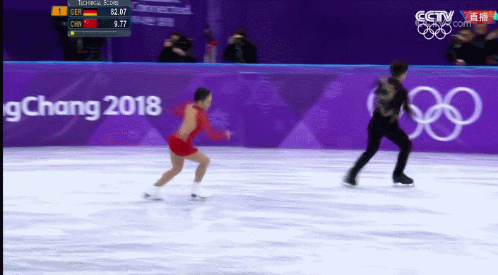 三周单跳时 ,隋文静翻身,螺旋线时两人非常好得表现出了各种身体细节