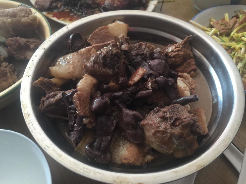 第一次带女朋友回老家过年,妈妈做了一桌子的