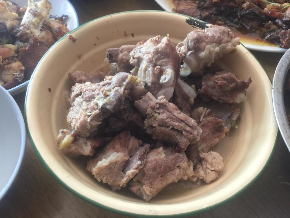 第一次带女朋友回老家过年,妈妈做了一桌子的