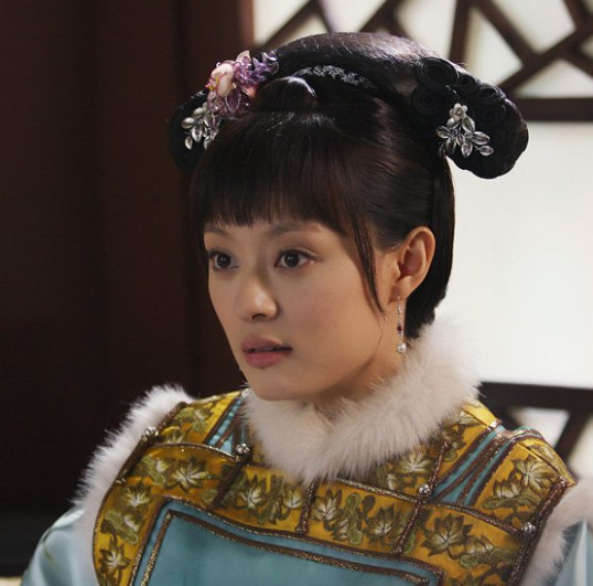 她是《甄嬛传》中的丽嫔,如今与丈夫阴阳两隔