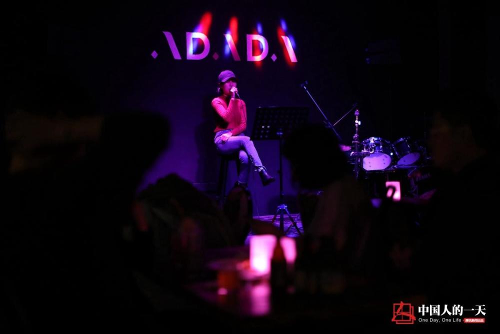 中国人的一天:驻唱女孩兼职做两份工作 奔波一