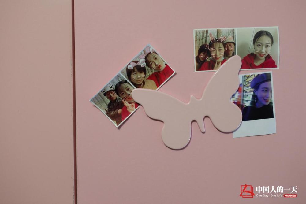 中国人的一天:驻唱女孩兼职做两份工作 奔波一