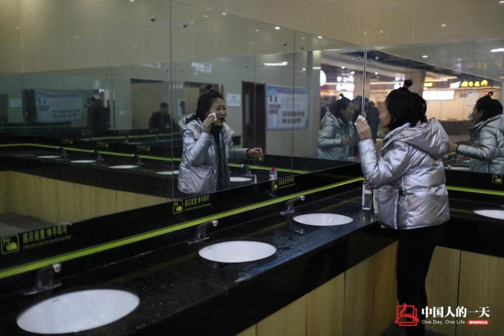 中国人的一天:驻唱女孩兼职做两份工作 奔波一