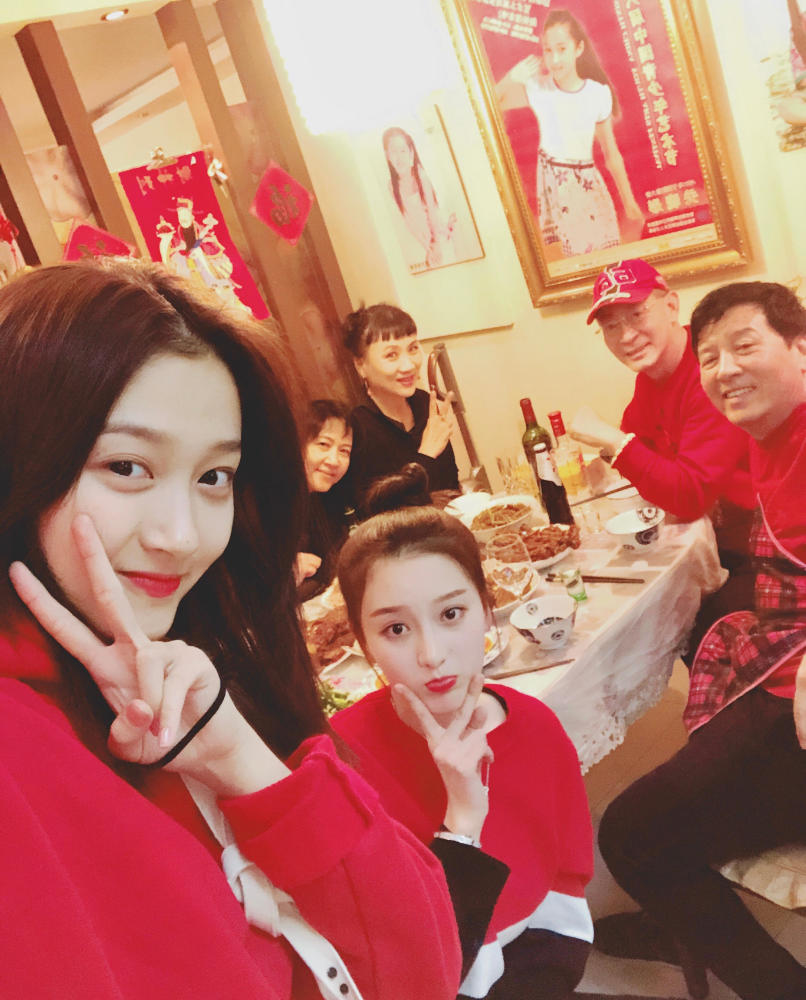 六小龄童在关晓彤家过年,撞脸关晓彤的金尤美