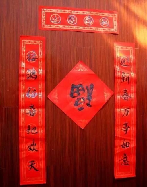 到了两宋时期,"春联"虽然称之为"桃符",但是,联语却不限于题写在桃符